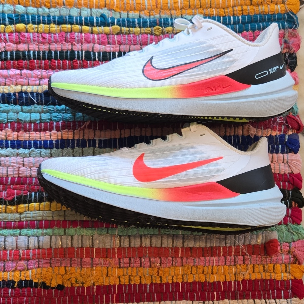 NIKE - Picture 2 of 3